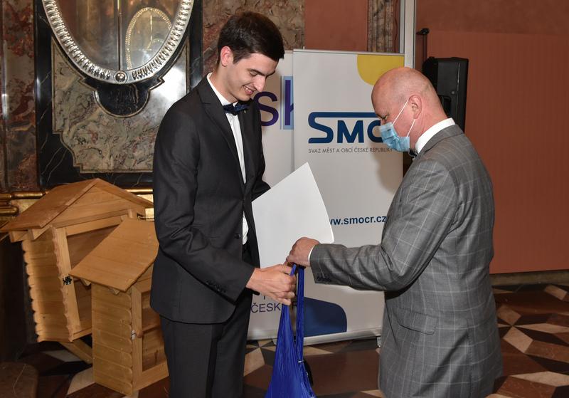Mgr. Roman Giebisch, Ph.D., předseda SKIP, blahopřeje Tomáši Pavelkovi k získanému ocenění