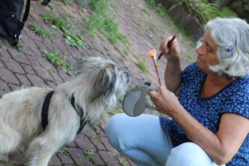 Celková vítězka Nina Ramešová předává odměnu v podobě psího salámku Eliáškovi, svému věrnému společníkovi na dlouhých procházkách