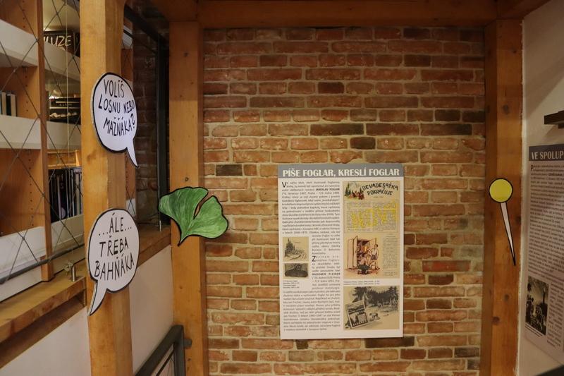 Výstava Spojeni Foglarem umístěná v prvním patře knihovny a na schodišti