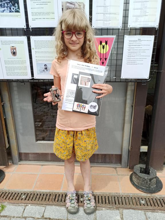 Klárka, jedna ze tří vylosovaných vítězů jarní Skautské stezky, vyhrála Deník Jana Tleskače; v ruce má ježka v kleci, jehož vyrobil její dědeček