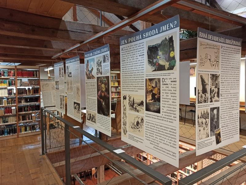 Výstava Spojeni Foglarem umístěná v prvním patře knihovny a na schodišti