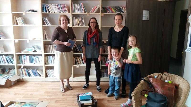 Lenka Frankovicová a Kateřina Mizlerová z Kutné Hory a dobrovolnice Tereza Pithartová s malými pomocníky