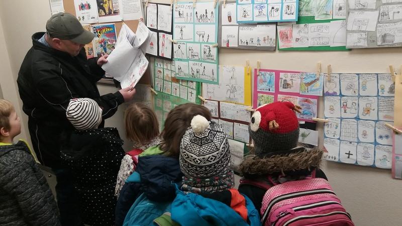 Slavnostní vernisáž komiksů dětí na chodbě před knihovnou s výtvarníkem Jiřím Filípkem (únor 2020)