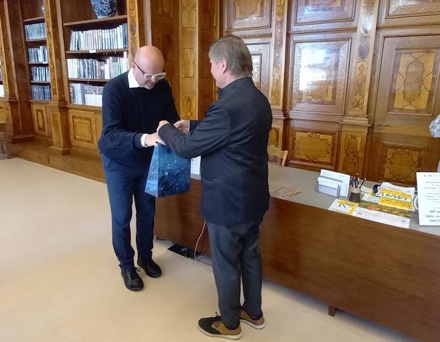 Na zasedání výkonného výboru Romanu Giebischovi pogratuloval mj. Vít Richter (foto: Linda Jansová, Národní knihovna ČR)