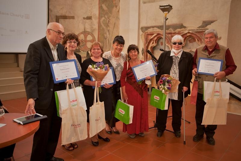 Společná fotografie seniorů, kteří získali čestné ocenění (zcela vlevo Jaroslav Winter, zcela vpravo manželé Bláhovi) (zdroj: archiv účastníků akce)