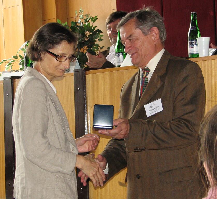Jana Nejezchlebová na konferenci Knihovny současnosti 2009 přebírá z rukou Jaromíra Kubíčka Medaili Z. V. Tobolky