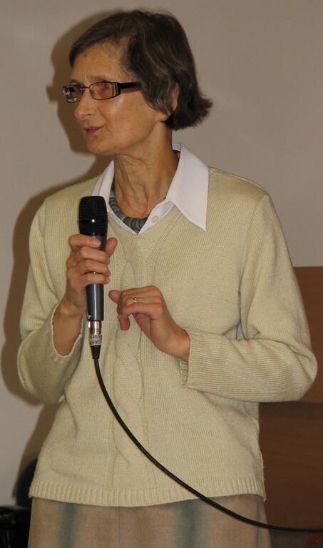 Jana Nejezchlebová při přednášce na 6. ročníku semináře IVIG – Informační vzdělávání a informační gramotnost v teorii a praxi vzdělávacích institucí (rok 2009)