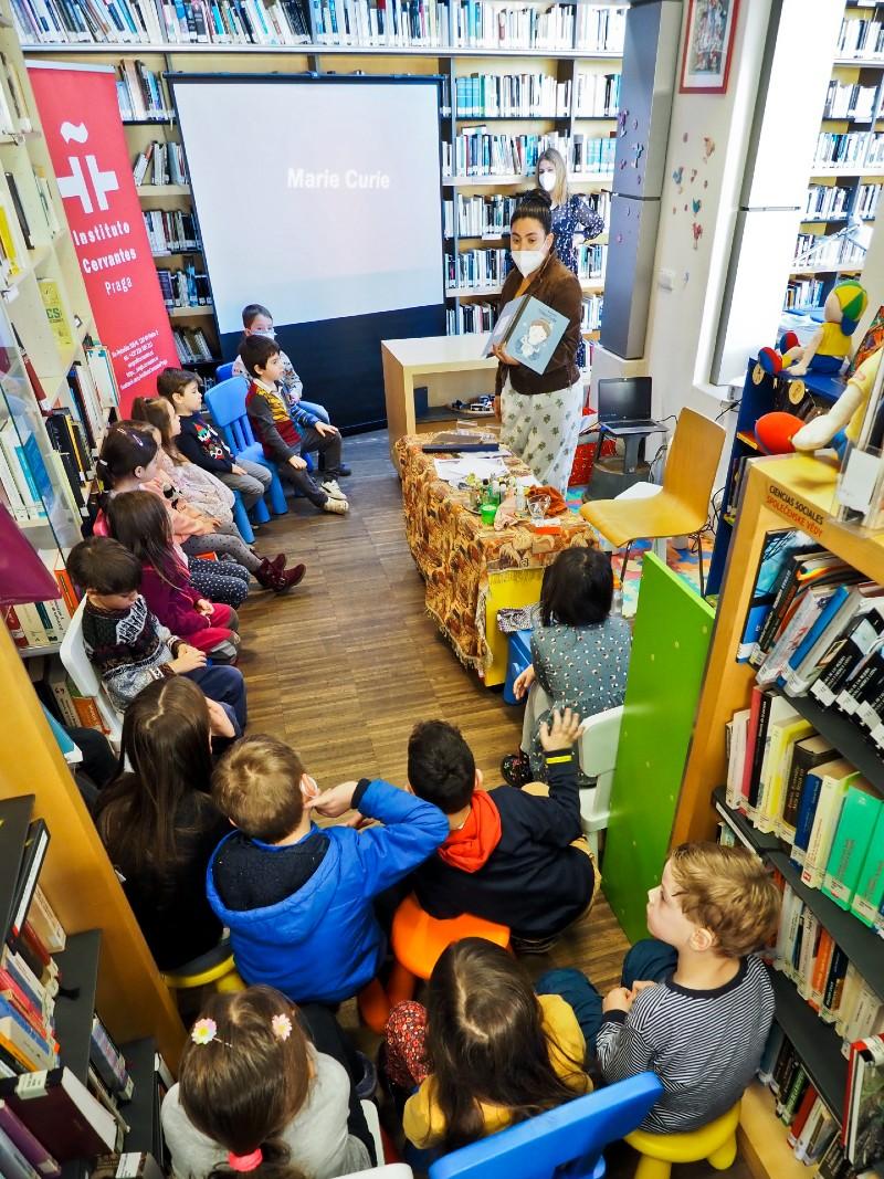 Vyprávění příběhu o Marii Curieové v Knihovně Carlose Fuentese – lektorka Ximena Alfaro Negrete a dětské publikum