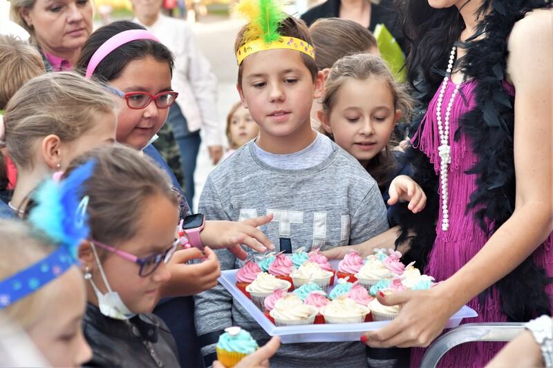 Malí gratulanti ze vsetínské mateřské školy si užívají narozeninové cupcaky