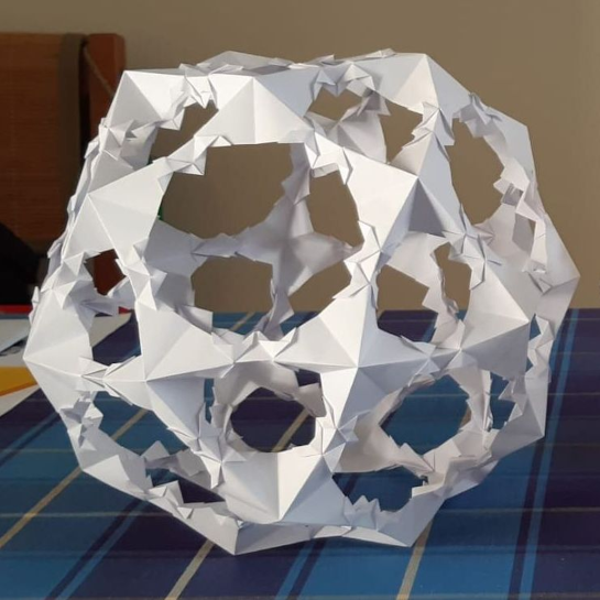 Model Icosidodecahedron I (autorka Dorota Dziamska, 30 modulů z papírového čtverce o rozměrech 5,5 × 5,5 cm a 60 modulů z papírového obdélníku 3 x 6 cm)