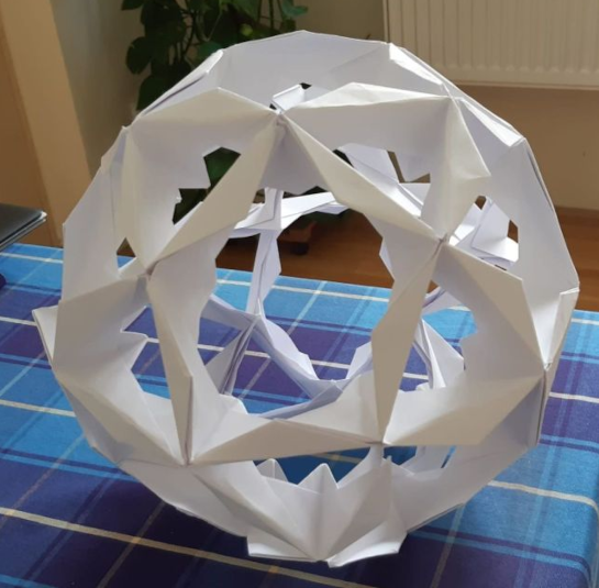 Model Pinwheel Frame (autorka Tomoko Fuse, 30 modulů z papírového čtverce o rozměrech 21 × 21 cm)