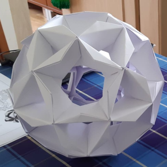 Model Pinwheel Ball A (autorka Tomoko Fuse, 30 modulů z papírového čtverce o rozměrech 15 × 15 cm)