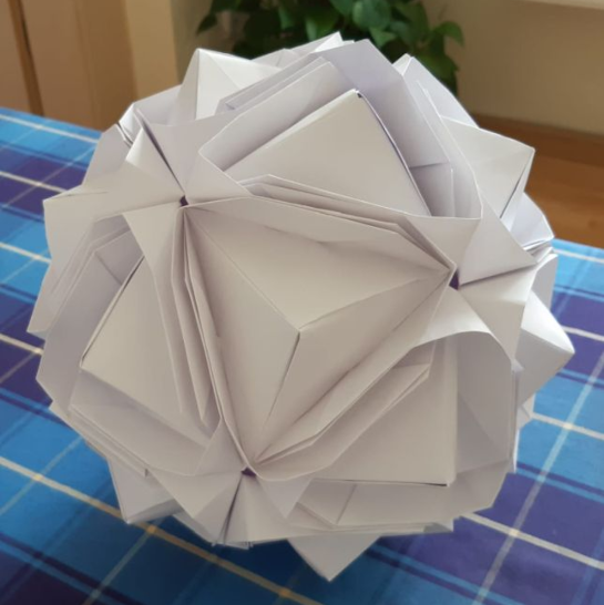 Model Japanese Brocade (autorka Minako Ishibashi, 30 modulů z papírového čtverce o rozměrech 20 × 20 cm)