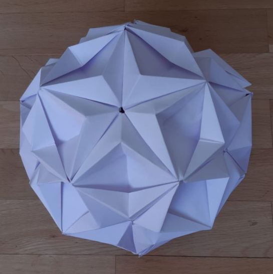 Model Sea Star (autorka Tomoko Fuse, 30 modulů z papírového čtverce o rozměrech 17 × 17 cm)