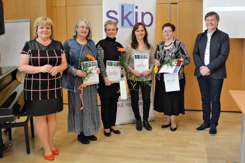 Zleva: Květa Vinklátová, Alena Vedralová, Blanka Konvalinková, Dana Zpěváková, Dana Kroulíková a Vít Richter