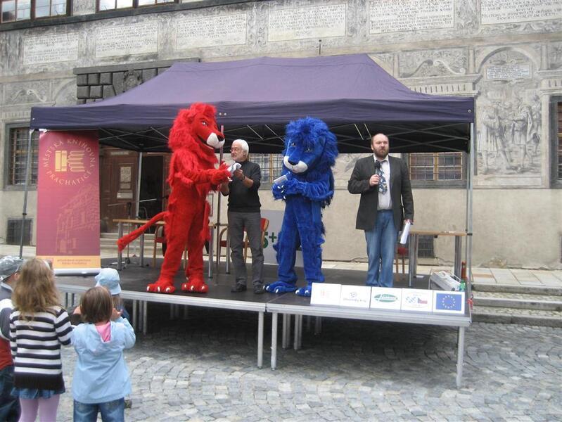 Ecce Libri 2012: český a bavorský lev se spisovatelem Karlem Reimaierem před autorským čtením na prachatickém náměstí