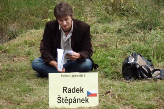 Ecce Libri 2013: Radek Štěpánek čte na stezce v Haidmühle