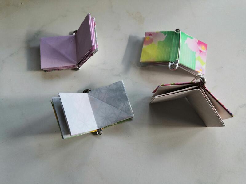 Origami knížečky vezené jako dárky na kongres (foto: Alena Volková Balvínová)