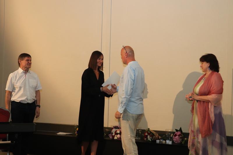 Markéta Kukrechtová přebírá cenu udělenou Halině Molinové Markéta Kukrechtová přebírá cenu udělenou Halině Molinové