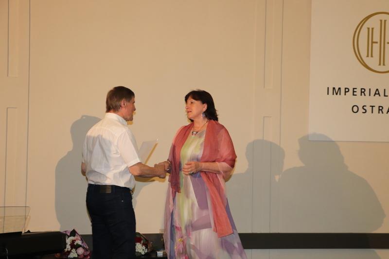 Libuše Nivnická přebírá cenu udělenou Janě Nejezchlebové Libuše Nivnická přebírá cenu udělenou Janě Nejezchlebové