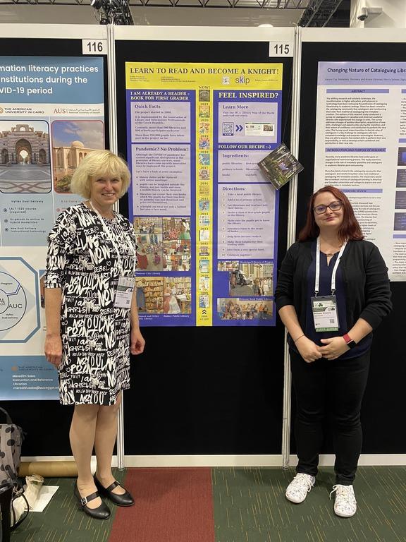 Lenka Prucková a Michaela Mrázová u posteru o projektu Už jsem čtenář – Knížka pro prvňáčka Lenka Prucková a Michaela Mrázová u posteru o projektu Už jsem čtenář – Knížka pro prvňáčka