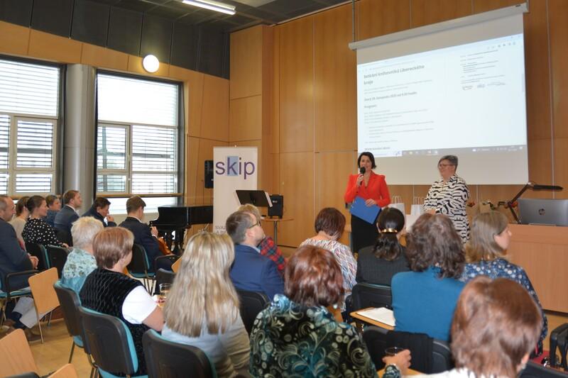 Úvodní slovo Dany Petrýdesové (vlevo), ředitelky Krajské vědecké knihovny v Liberci, a Jitky Šedinové, ředitelky Městské knihovny Semily a předsedkyně Libereckého regionu SKIP Úvodní slovo Dany Petrýdesové (vlevo), ředitelky Krajské vědecké knihovny v Liberci, a Jitky Šedinové, ředitelky Městské knihovny Semily a předsedkyně Libereckého regionu SKIP