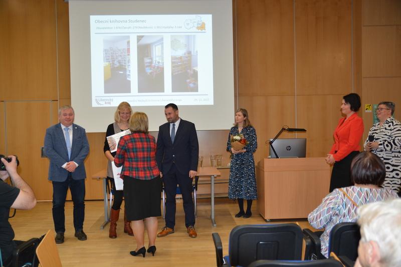 Ing. Květa Vinklátová, náměstkyně hejtmana, radní pro řízení resortu kultury, památkové péče a cestovního ruchu, předává cenu Heleně Soukupové z Obecní knihovny Studenec Ing. Květa Vinklátová, náměstkyně hejtmana, radní pro řízení resortu kultury, památkové péče a cestovního ruchu, předává cenu Heleně Soukupové z Obecní knihovny Studenec