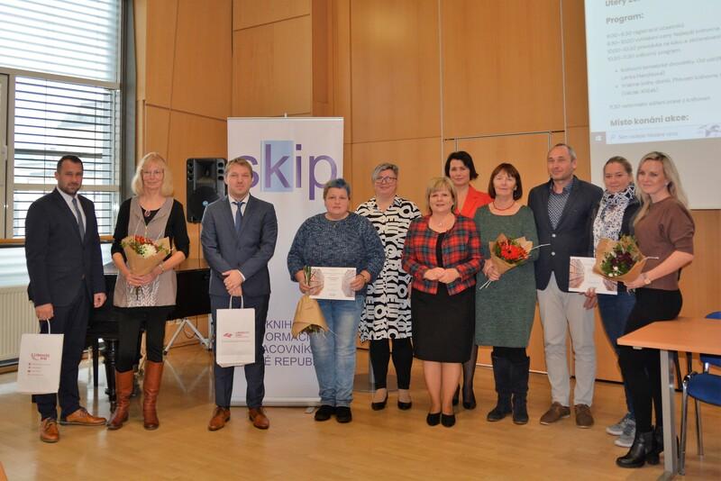 Společná fotografie vyznamenaných knihoven a jejich zřizovatelů – zleva Mgr. Tomáš Chrtek (starosta obce Studenec), Helena Soukupová, Michal Scheidl (starosta obce Višňová), Hana Ševčíková, Jitka Šedinová, Květa Vinklátová, Dana Petrýdesová, Eva Kraumanová, Jaroslav Votýpka (starosta obce Okrouhlá), Lucie Voláková (místostarostka obce Jílové u Držkova) a Markéta Jůnová Společná fotografie vyznamenaných knihoven a jejich zřizovatelů – zleva Mgr. Tomáš Chrtek (starosta obce Studenec), Helena Soukupová, Michal Scheidl (starosta obce Višňová), Hana Ševčíková, Jitka Šedinová, Květa Vinklátová, Dana Petrýdesová, Eva Kraumanová, Jaroslav Votýpka (starosta obce Okrouhlá), Lucie Voláková (místostarostka obce Jílové u Držkova) a Markéta Jůnová