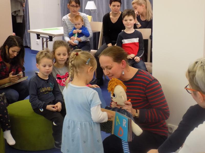 Lektorka Lenka Tillichová s maskotem cyklu panem Knížečkou (leden 2020) Lektorka Lenka Tillichová s maskotem cyklu panem Knížečkou (leden 2020)