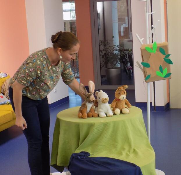 Lektorka dětem představuje knihu Nejkrásnější místo na světě s využitím rekvizit (září 2021) Lektorka dětem představuje knihu Nejkrásnější místo na světě s využitím rekvizit (září 2021)