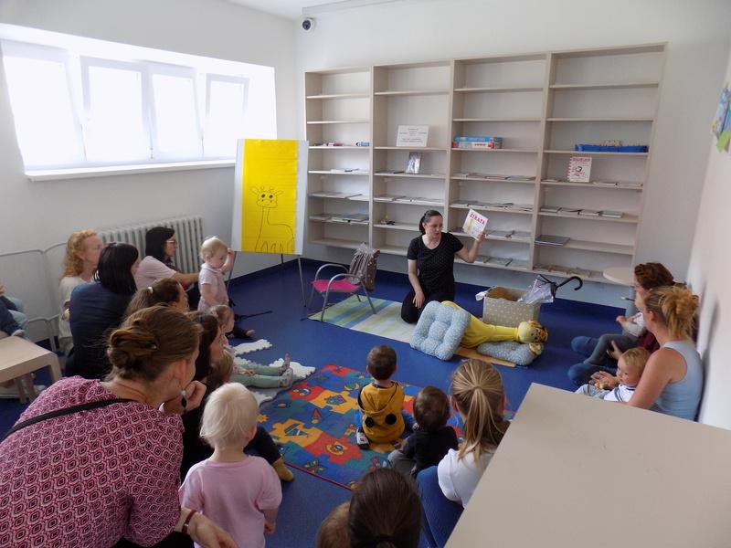 Děti sledují lektorku při hrané pohádce Malá žirafa ztratila svoje flíčky (červen 2022) Děti sledují lektorku při hrané pohádce Malá žirafa ztratila svoje flíčky (červen 2022)