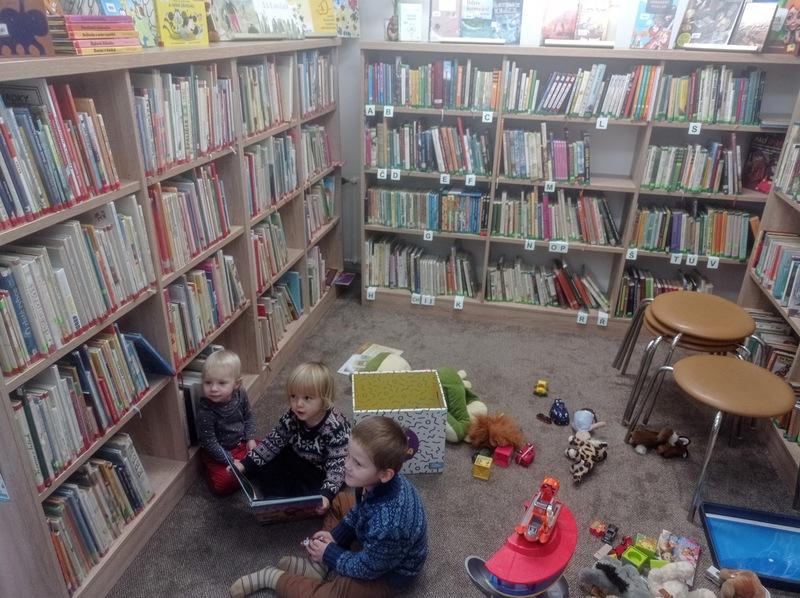 Děti mezitím v knihovně prozkoumávají hračky, ale i knihy