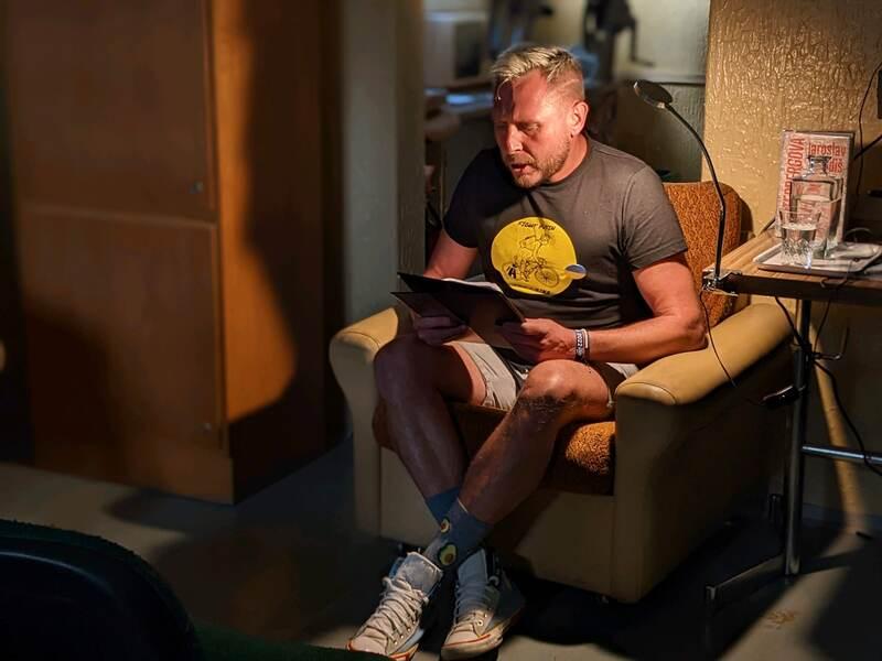 Jan Tuna čte v nymburském kině Sokol z knihy Winterbergova poslední cesta